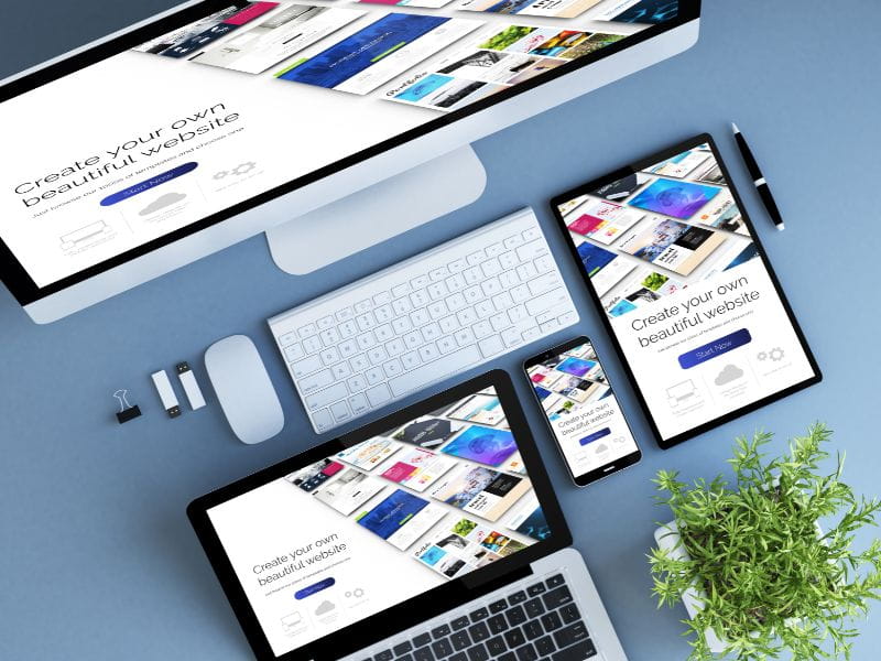Développeur et traducteur travaillant sur la localisation multilingue et le SEO d'un site web