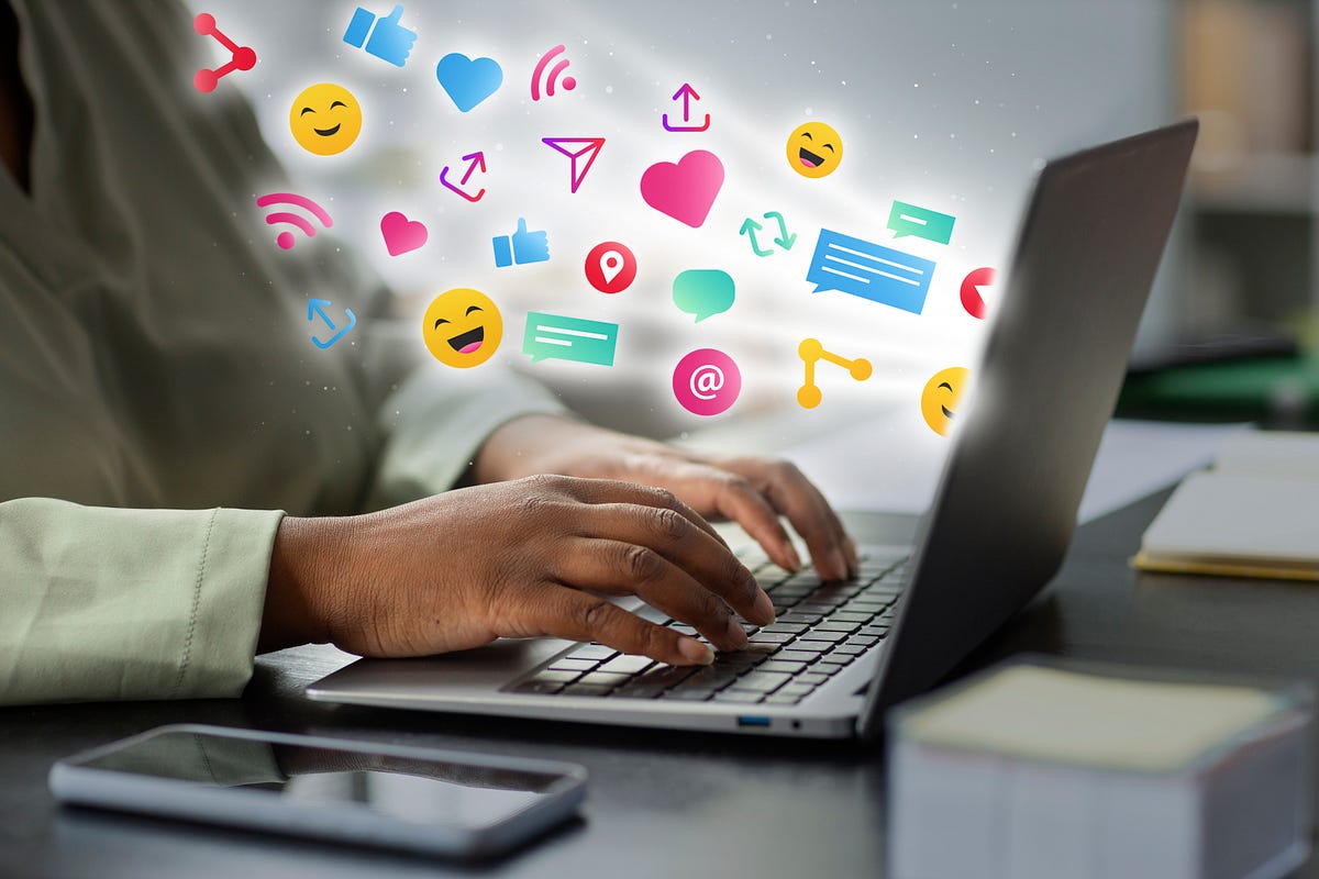 Équipe marketing à Casablanca analysant des supports commerciaux traduits en plusieurs langues